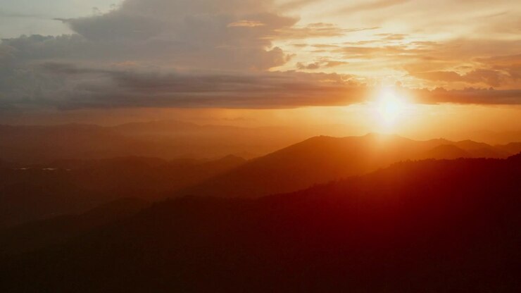 Lapso de tiempo de un atardecer sobre una cordillera