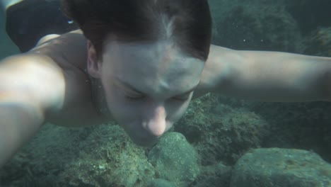 Freitauchen,-Schwimmen-Entlang-Des-Meeresbodens