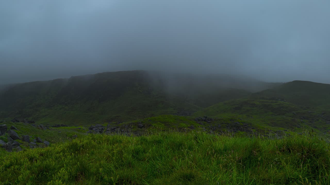 hiperlapso de un clima tormentoso y brumoso de la zona rocosa y montañosa del distrito del pico ubicado en derbyshire en el reino unido