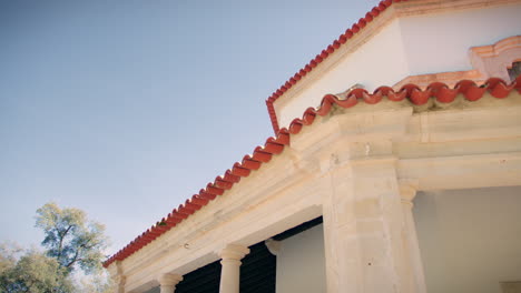 Capilla-Antigua-Restaurada-En-El-Centro-De-Portugal.-Tiro-Del-Techo-Del-Edificio.