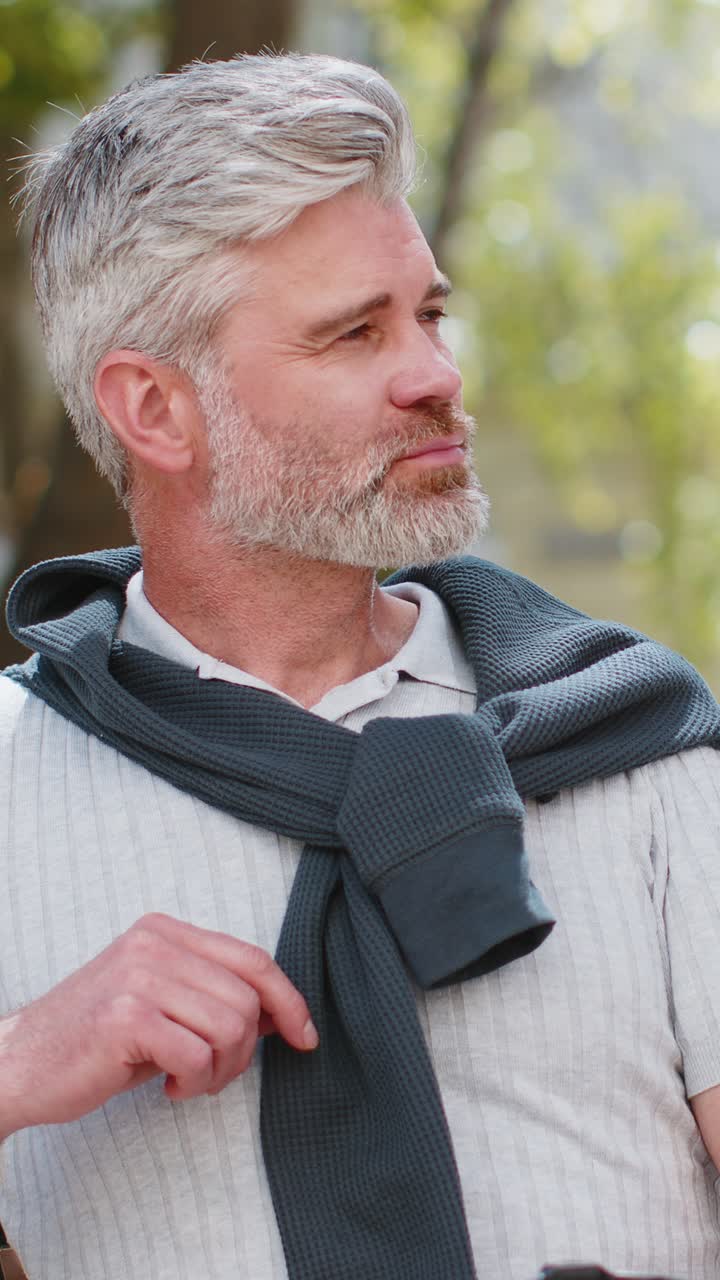hombre maduro disfrutando del café de la mañana bebida caliente relajándose tomando un descanso sentado en una silla de café en la calle
