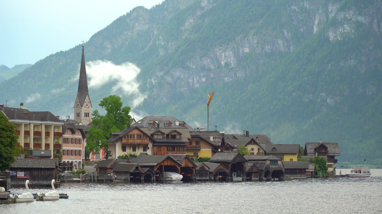 살츠카메르구트 (salzkammergut) 의 웅장한 자연 풍경에서 인간의 활동은 선사시대에 시작되었습니다.