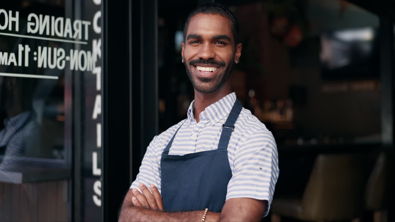 Freundlicher Restaurantmitarbeiter