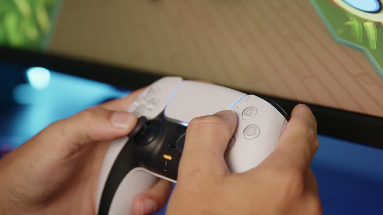 niño recogiendo su controlador ps5 para comenzar a jugar en su playstation 5 en una habitación led rgb por la noche, vista lateral cerrada