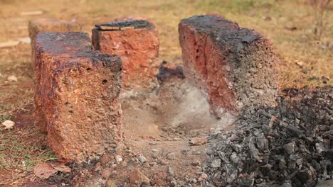 Pozo-De-Fuego-De-Ladrillo-Con-Cenizas-Y-Sin-Fuego