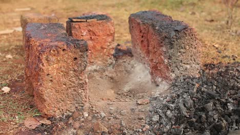 pozo de fuego de ladrillo con cenizas y sin fuego