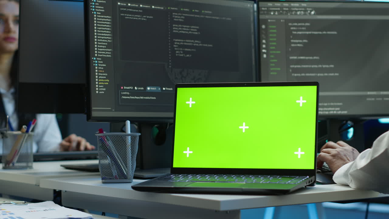 Expert in der Serverraum-Codierung auf Chroma-Schlüssel-Notebook