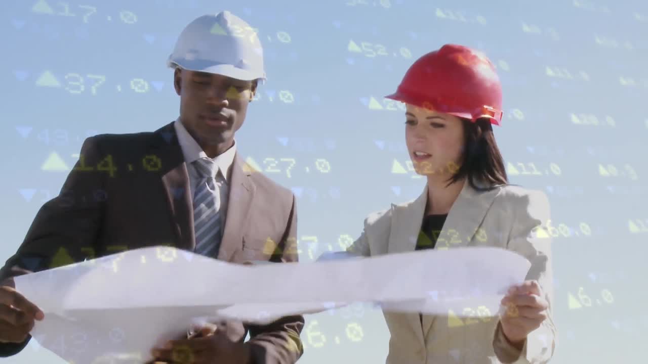 arquitecto e ingeniero revisando planes