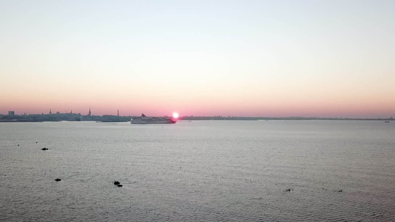 바다에서 배의 골든 아워를 포착하는 드론