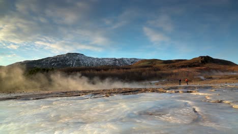 Erstaunliche-Aufnahmen-Des-Strokkur-Geysirs,-Der-In-Island-Ausbricht---Halbtotale