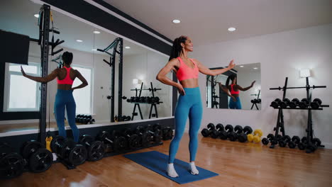 mujer trabajando en un gimnasio