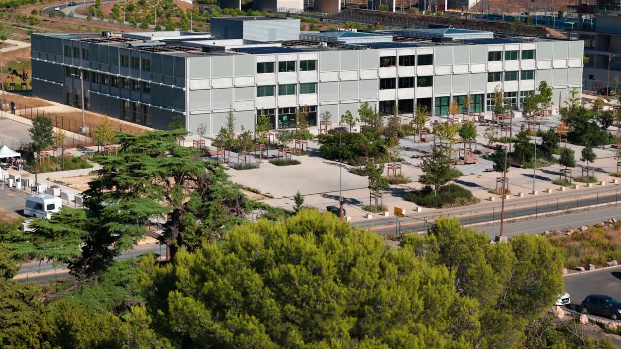 사우스 스테이션 구역 에서 새로 지어진 사무실 을 보여주는 느린 기울기 쇼