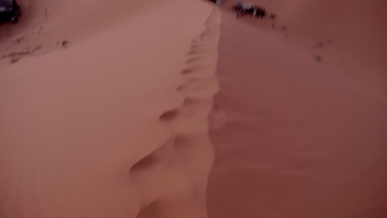 사하라 사막 모래 언덕, 느린 동작, erg chebbi, merzouga morocco에서 실행하는 pov