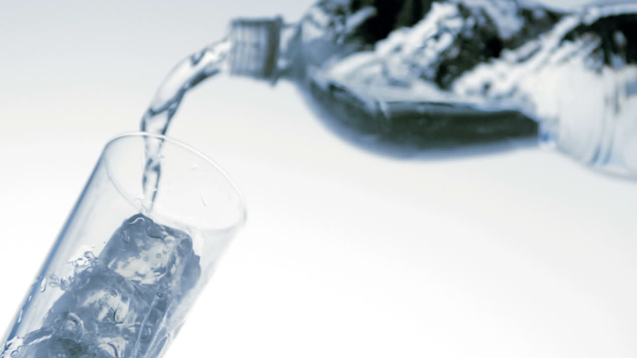 얼음으로 된 유리창에 물이 아지는 낮은 각도 시각