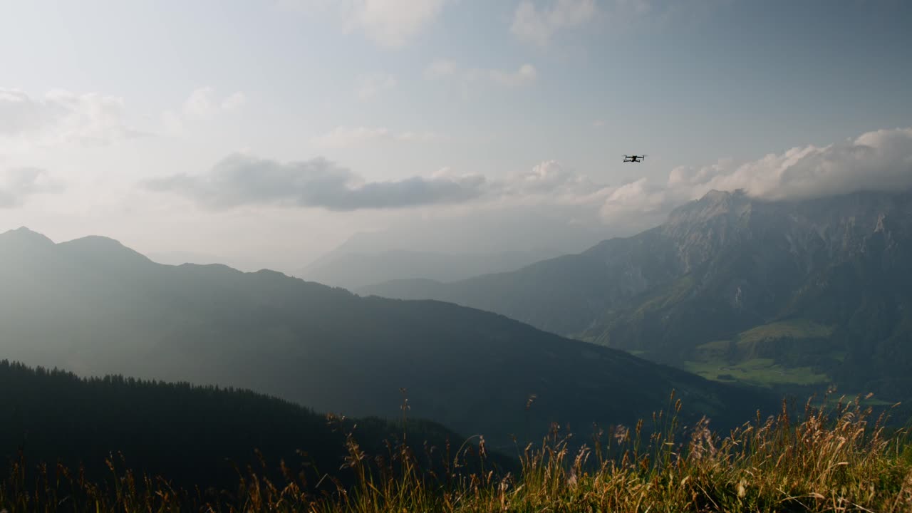 산을 배경으로 이륙하고 좋은 날씨를 자랑하는 dji air 2s