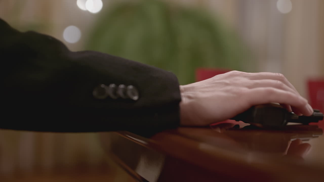 mano con un arma en una mesa