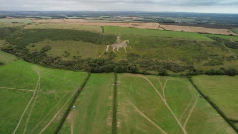 caballo blanco de osmington arte de figura de tiza legendaria en pendiente de ladera vista aérea amplia distancia