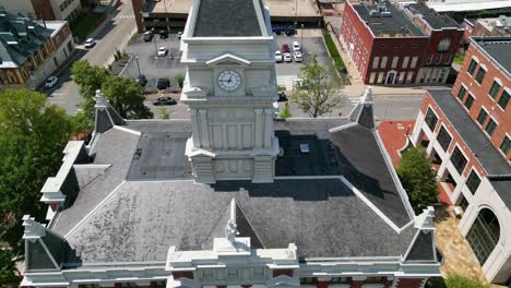 Aufgehende-Aufnahme-Des-Gerichtsgebäudes-In-Der-Innenstadt-Von-Clarksville,-Tennessee