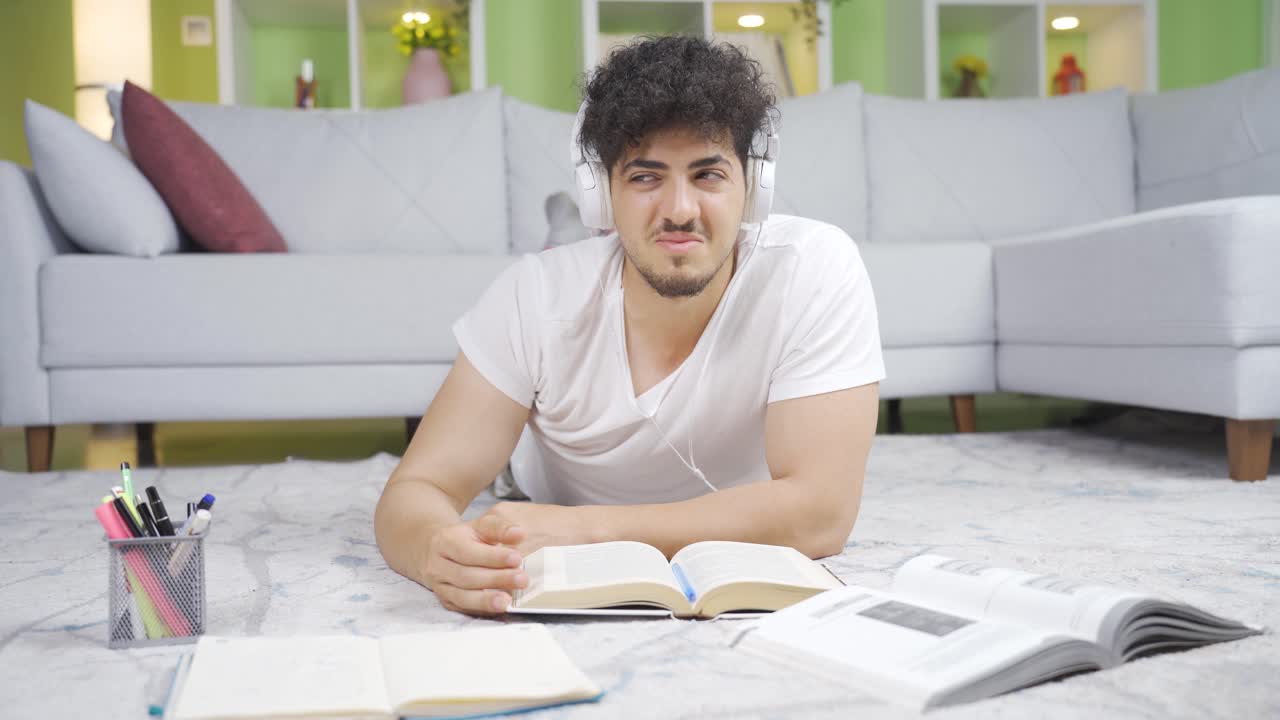 un joven triste con el corazón roto.