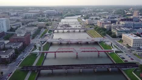 Drohnenaufnahmen-Aus-Der-Luft-Vom-Fluss-Des-Moines,-Brücken-Und-Einer-Baustelle-In-Der-Nähe-Der-Innenstadt-Von-Des-Moines,-Iowa