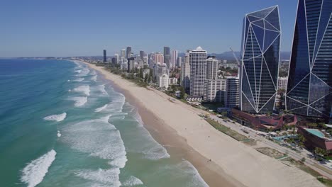 Torres-De-Joyas-En-El-Paraíso-De-Los-Surfistas,-Costa-Dorada,-Queensland,-Australia---Toma-Aérea-De-Drones