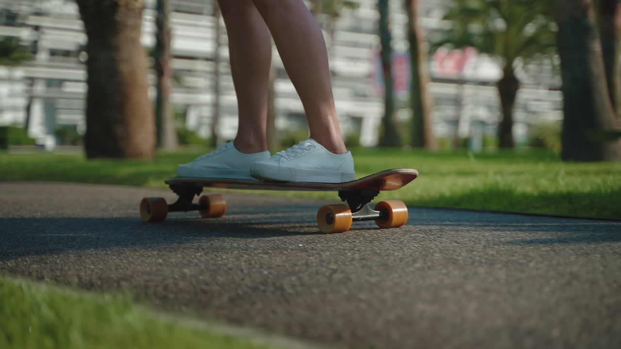 una mujer patinando en un parque.