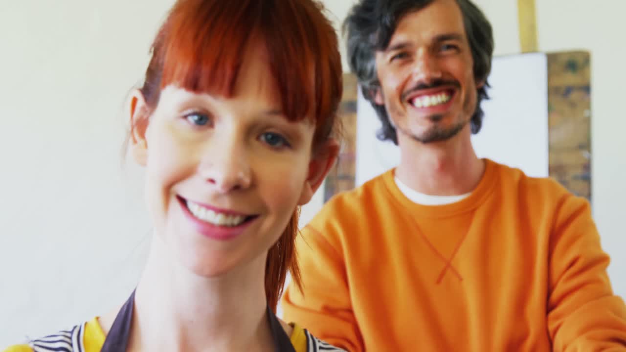 alfareros felices de pie en la clase de dibujo 4k