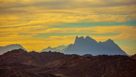 las escarpadas y escarpadas montañas del desierto de egipto por hurghada - lapso de tiempo del amanecer