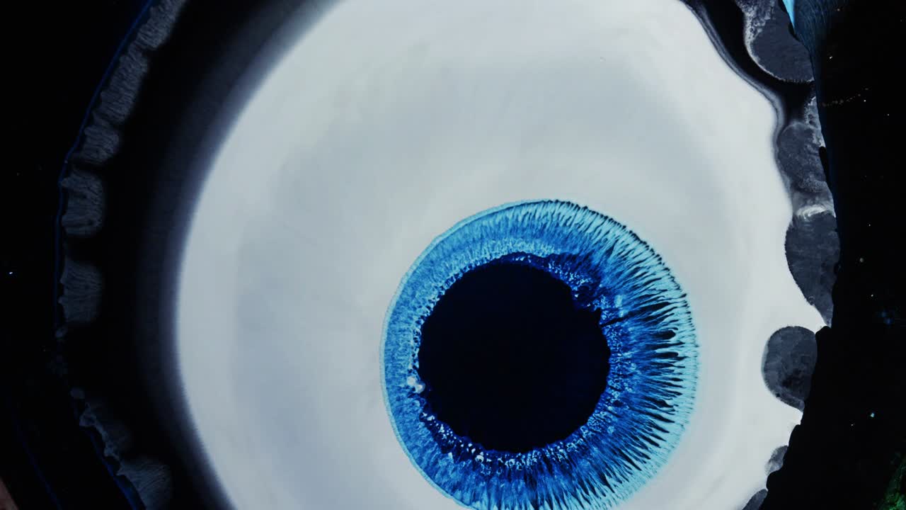 파란색과 색의 태양, 액체 잉크로 된 태양 화염 반응, 검은색 배경에 은 얼룩, 석유 는 꽃, 은색, 빅 폭발, 초신성, 별, 성운, 우주.