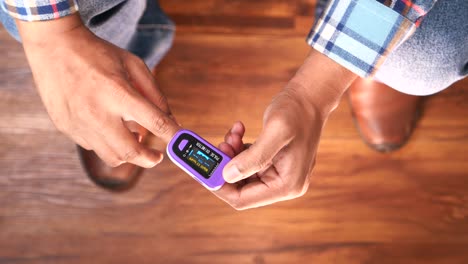 person using a pulse oximeter