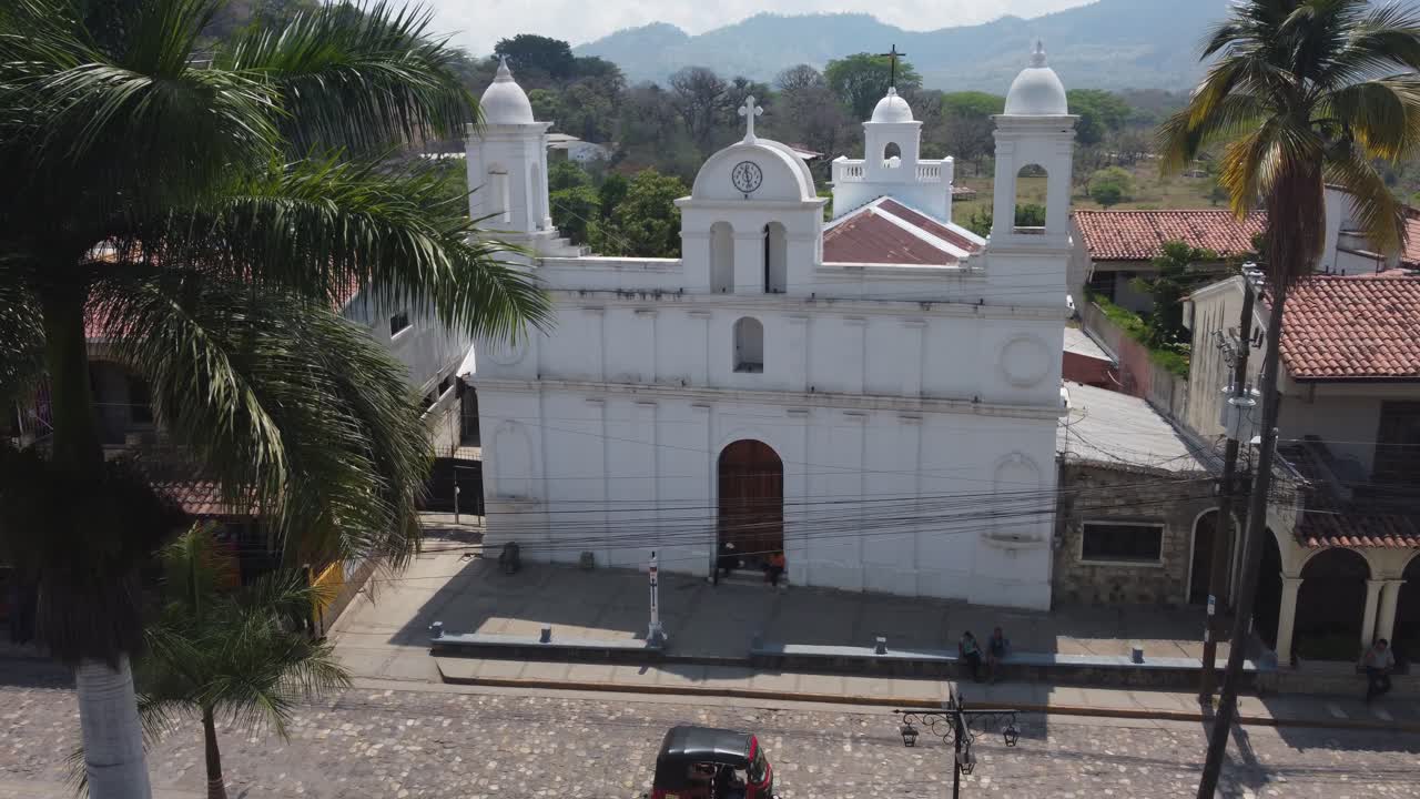 antena baja a través de la plaza de la ciudad a la iglesia san josé obrero, copán