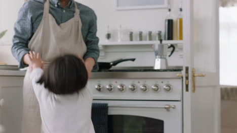 Feliz-Familia-Asiática-Bailando-En-La-Cocina,-Padre-Disfrutando-Del-Baile-Con-Su-Hija,-Niña-Riéndose,-Disfrutando-De-Un-Emocionante-Fin-De-Semana-En-Casa,-Imágenes-De-4k