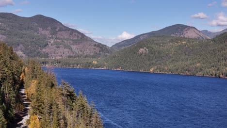 La-Paleta-De-La-Naturaleza:-Los-Reflejos-Del-Otoño-Y-El-Encanto-De-La-Montaña-En-El-Lago-Dunn