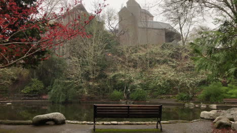 un banco del parque junto a un estanque en lithia park, ashland oregon