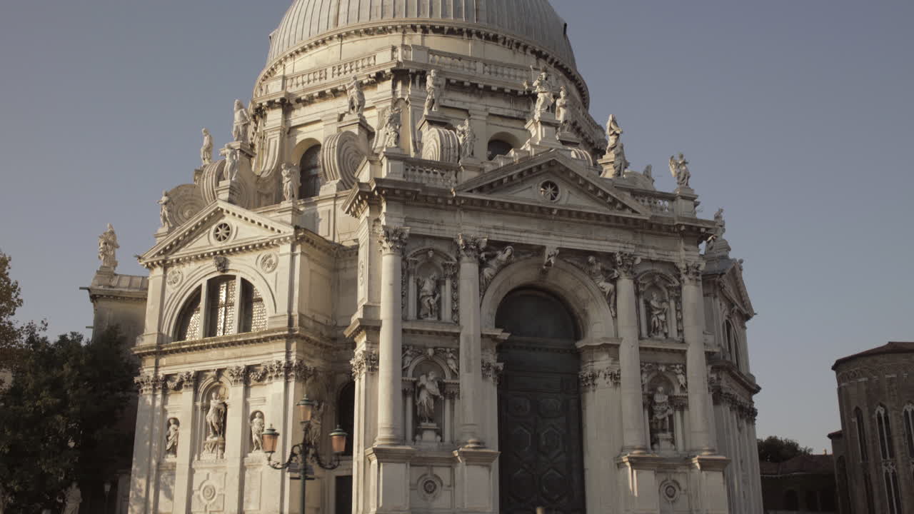 amplia toma dinámica de la basílica de santa maria della salute en una hermosa mañana soleada, venecia, italia