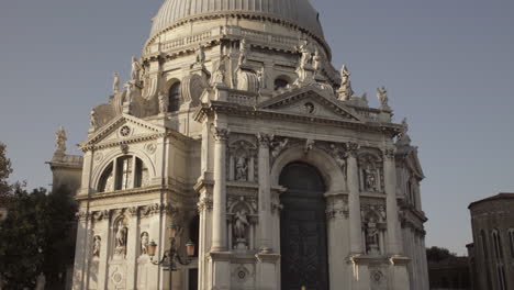 Amplia-Toma-Dinámica-De-La-Basílica-De-Santa-Maria-Della-Salute-En-Una-Hermosa-Mañana-Soleada,-Venecia,-Italia