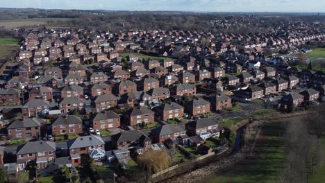 Típica-Aldea-Suburbana-Barrio-Residencial-Birmingham-Townhouse-Tejados-Vista-Aérea-Izquierda-Pan-Descendente