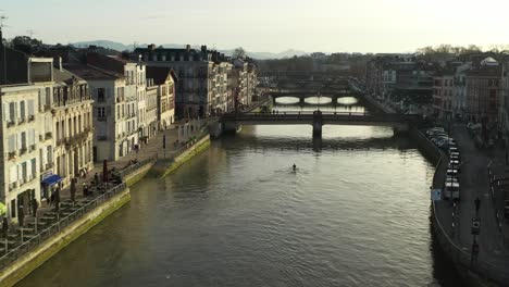 Canal-Y-Puentes-De-La-Ciudad-De-Bayona-Al-Atardecer