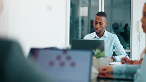 hombre de negocios, computadora portátil y reunión de discusión