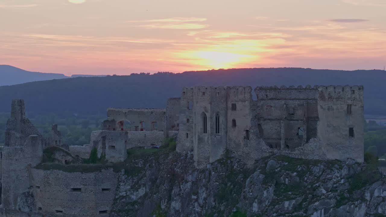 Veduta aerea del Castello di Beckov mentre il crepuscolo avvolge il paesaggio