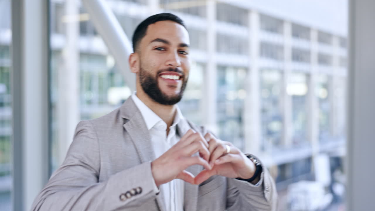 en el corazón, la cara y el hombre de negocios en la oficina