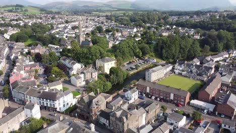 Cockermouth-Town-High-Street,-Distrito-De-Los-Lagos-Cumbria-Uk-Pull-Back-Drone-Revela-Imágenes-Aéreas-4k