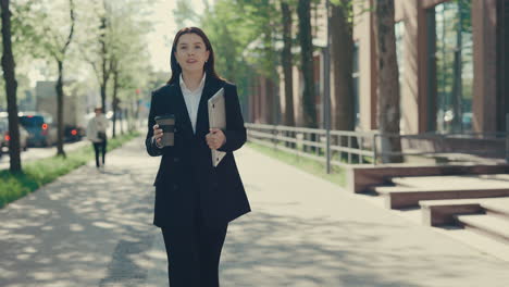 mujer de negocios caminando por la ciudad.
