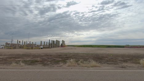 plataforma de fracking desplaza hileras de maíz en este recorrido por toma de campos