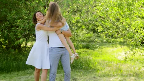 familia feliz en un parque