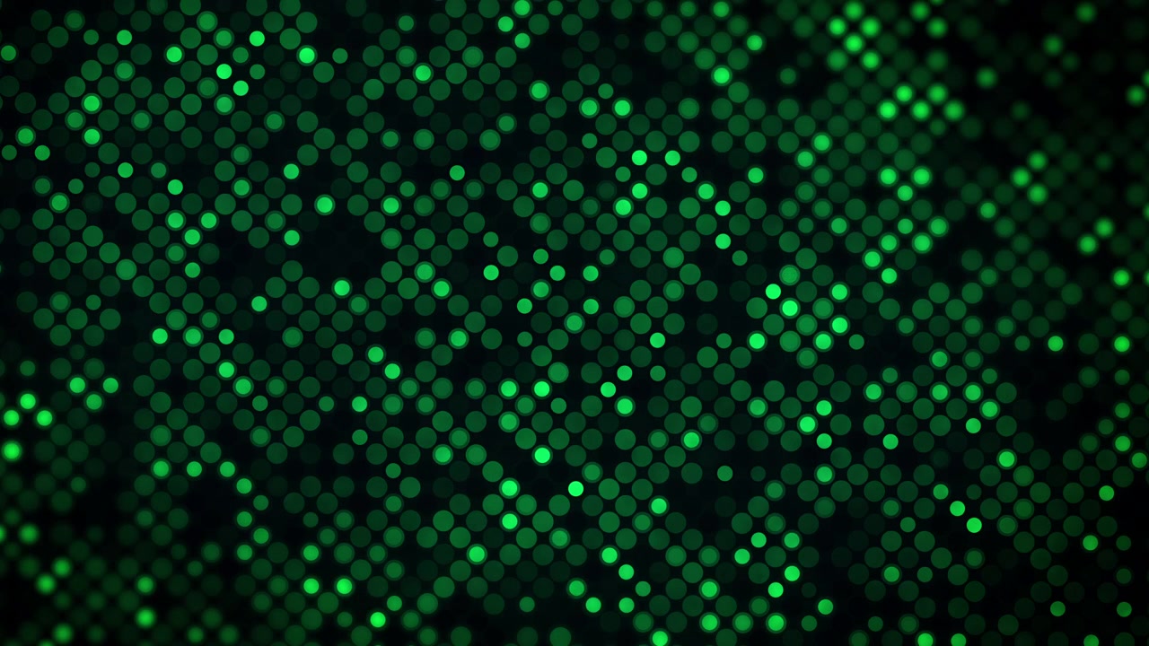 Mørk baggrund i et tæt gitter af glødende grønne cirkulære prikker med varierende lysstyrkeniveauer, der simulerer et elektronisk skærmpixelarray. Loop-animation. Digital LED-punktmatrix abstrakt baggrund