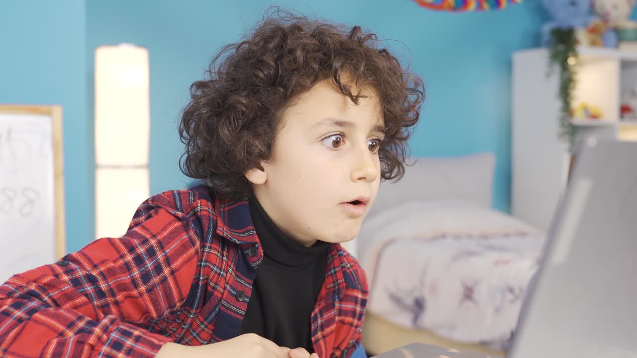 el niño se sorprendió por lo que vio.