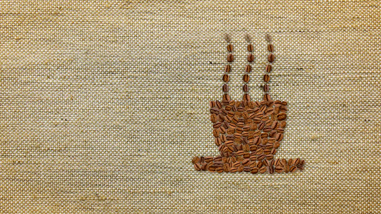 una taza de granos de café tostados.