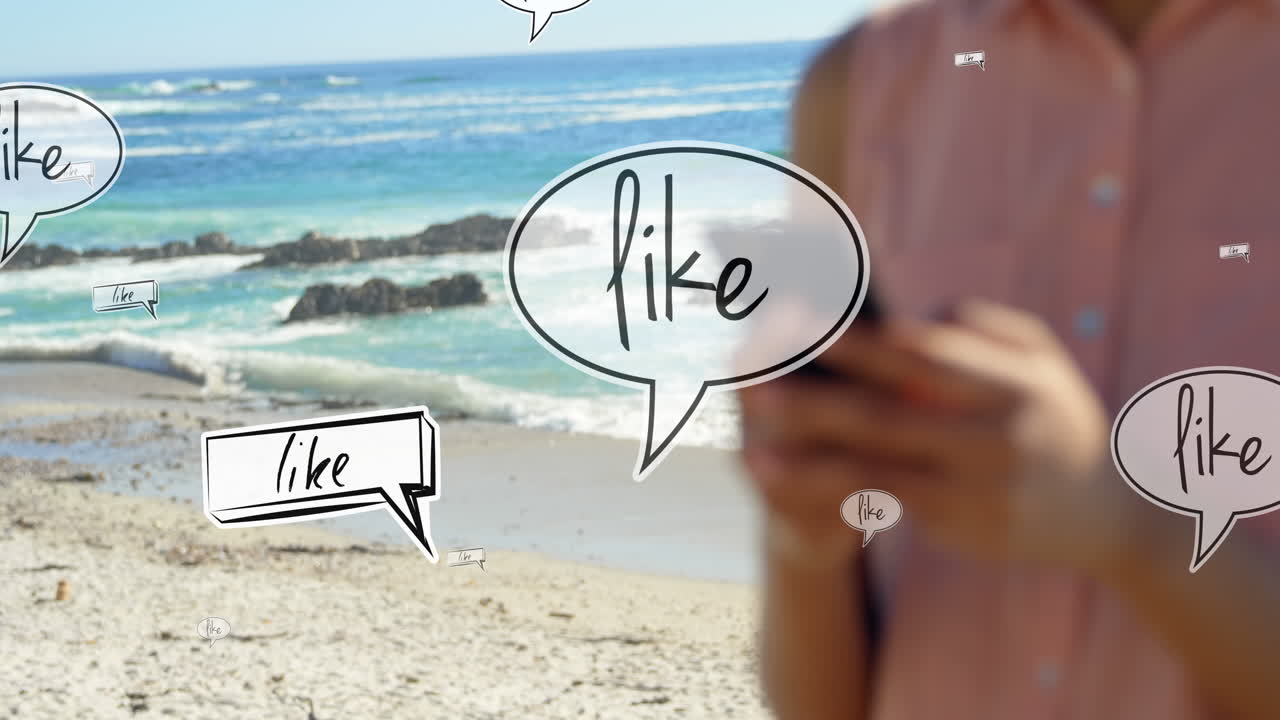 해변에서 스마트폰을 사용하는 두 인종의 여성의 중간 부분에 대한 애니메이션