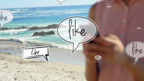 animación de una mujer biracial que usa un teléfono inteligente en la playa